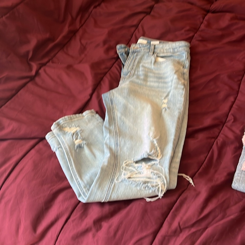 Cropped distressed jeans
